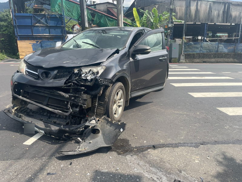 新北市新店區安康路二段今天下午發生自小客車與大型重型機車擦撞事故，21歲徐姓騎士傷重送醫急救。記者張策／翻攝