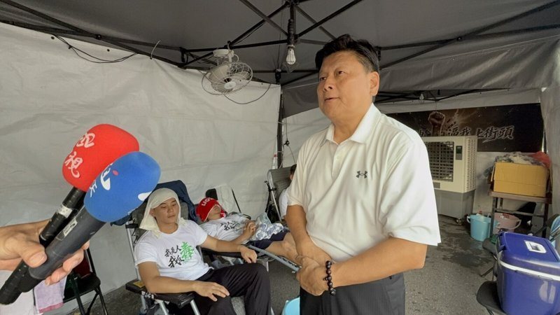 國民黨立法院黨團總召傅崐萁今天前往凱達格蘭大道探視絕食抗爭的4位年輕夥伴。記者翁至成／攝影