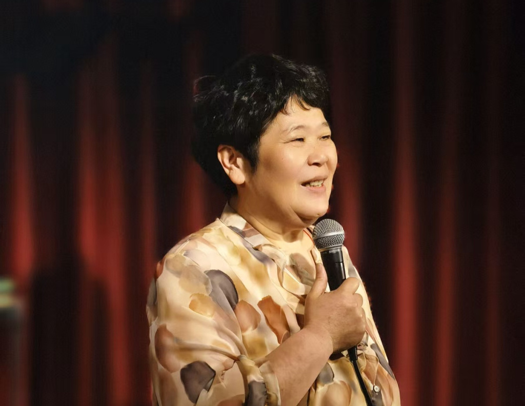 舞台上讲脱口秀时的房主任