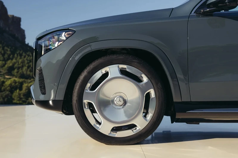 全新23吋鍛造輪圈採用可自動保持直立的Mercedes-Benz星徽設計。 圖／Mercedes-Benz
