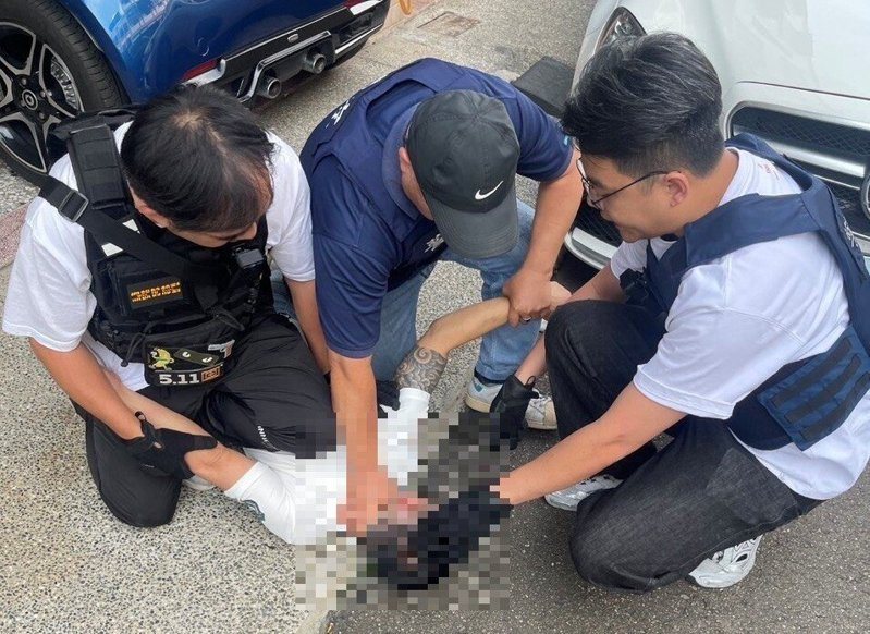 草屯警方查扣部分贓款及手機等作案工具，全案依加重強盜罪嫌移送偵辦。圖／警方提供