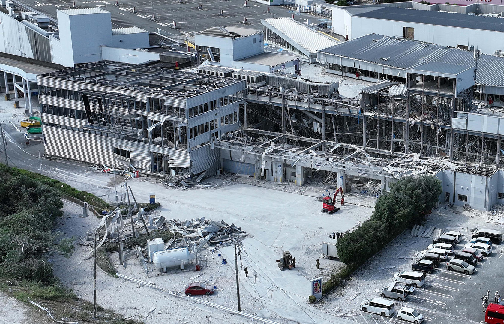 ▲当地时间2026年7月29日,日本熊本县鹿岛町,航拍图显示熊本县嘉岛町永旺购物中心在大地震后发生爆炸 图据视觉中国