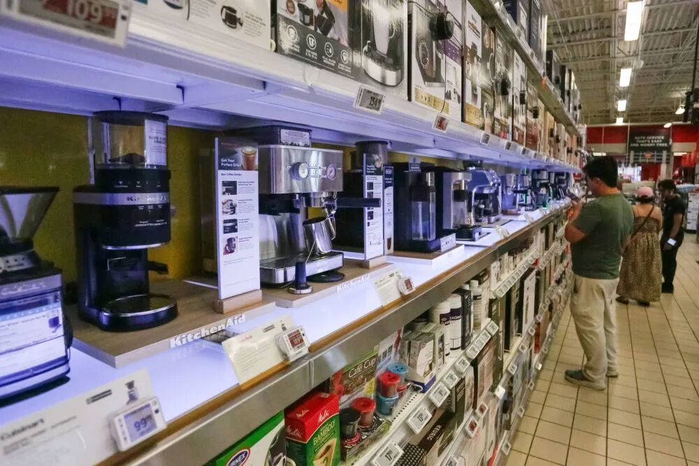 8月25日,顾客在加拿大温哥华一家零售店选购家用电器。新华社发(梁森摄)
