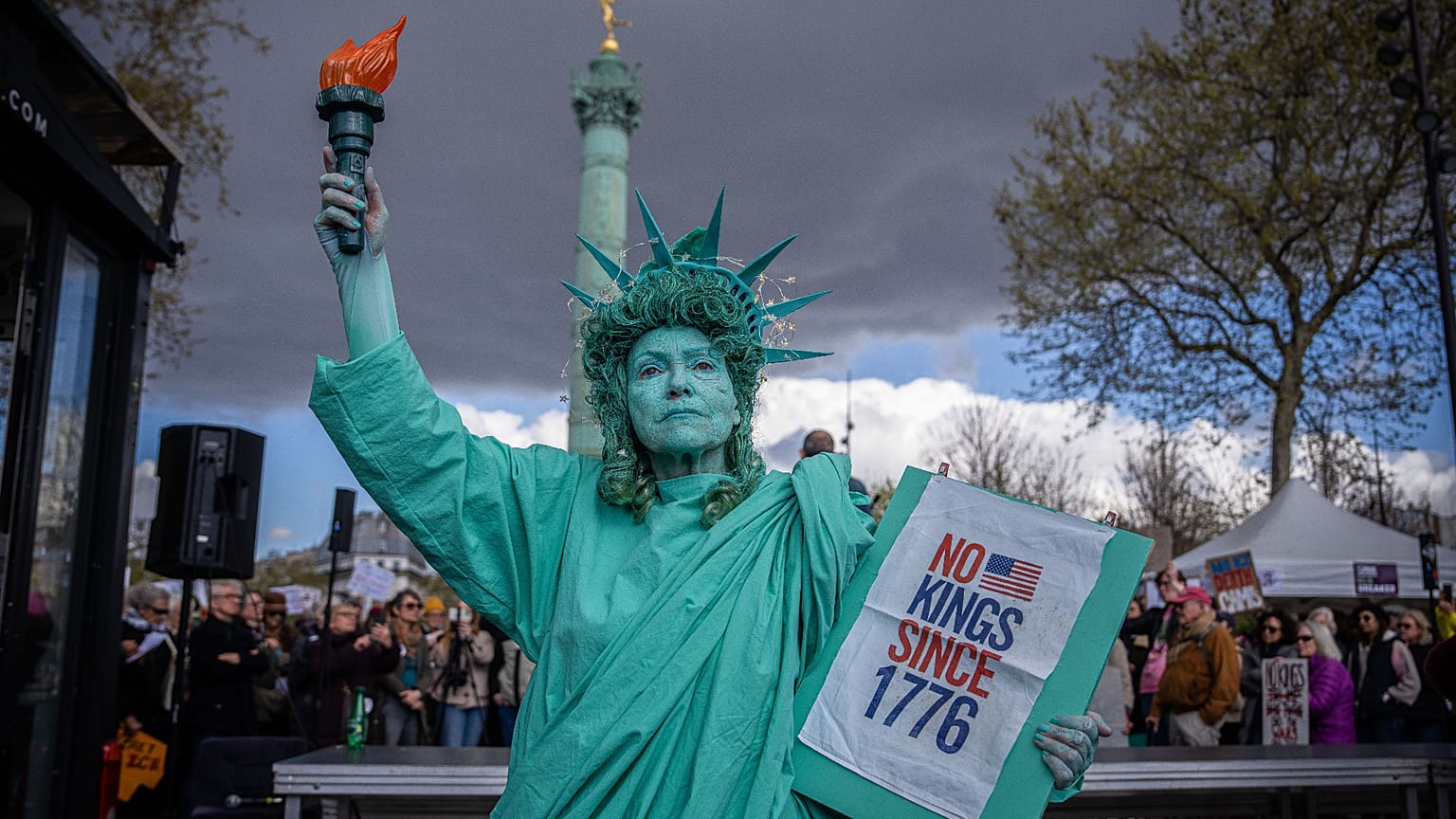 Женщина в костюме статуи Свободы на акции протеста "Нет - королям!" в Париже, Франция, суббота, 28 марта 2026 года.