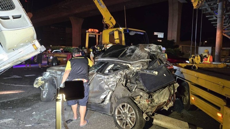 國道1號北向53.5公里蘆竹路段今天晚間發生連環車禍，現場一片狼藉。記者朱冠諭／翻攝