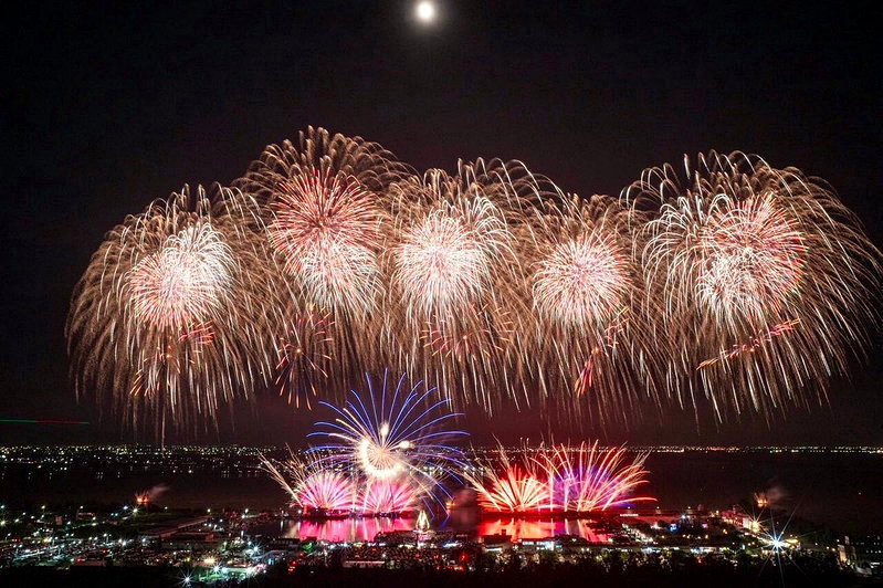 2026「東石海之夏」26日晚間以壯觀高空煙火秀畫下句點，6顆16吋高空煙火搭配12分鐘聲光展演及1.8萬發煙火點亮東石夜空，吸引約7萬人湧入東石觀賞。圖／截自蔡易餘臉書