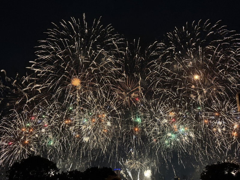 2026大稻埕夏日節今晚在大稻埕碼頭及延平河濱公園開幕，除了煙火秀，還首次推出無人機燈光秀。圖／北市觀傳局提供