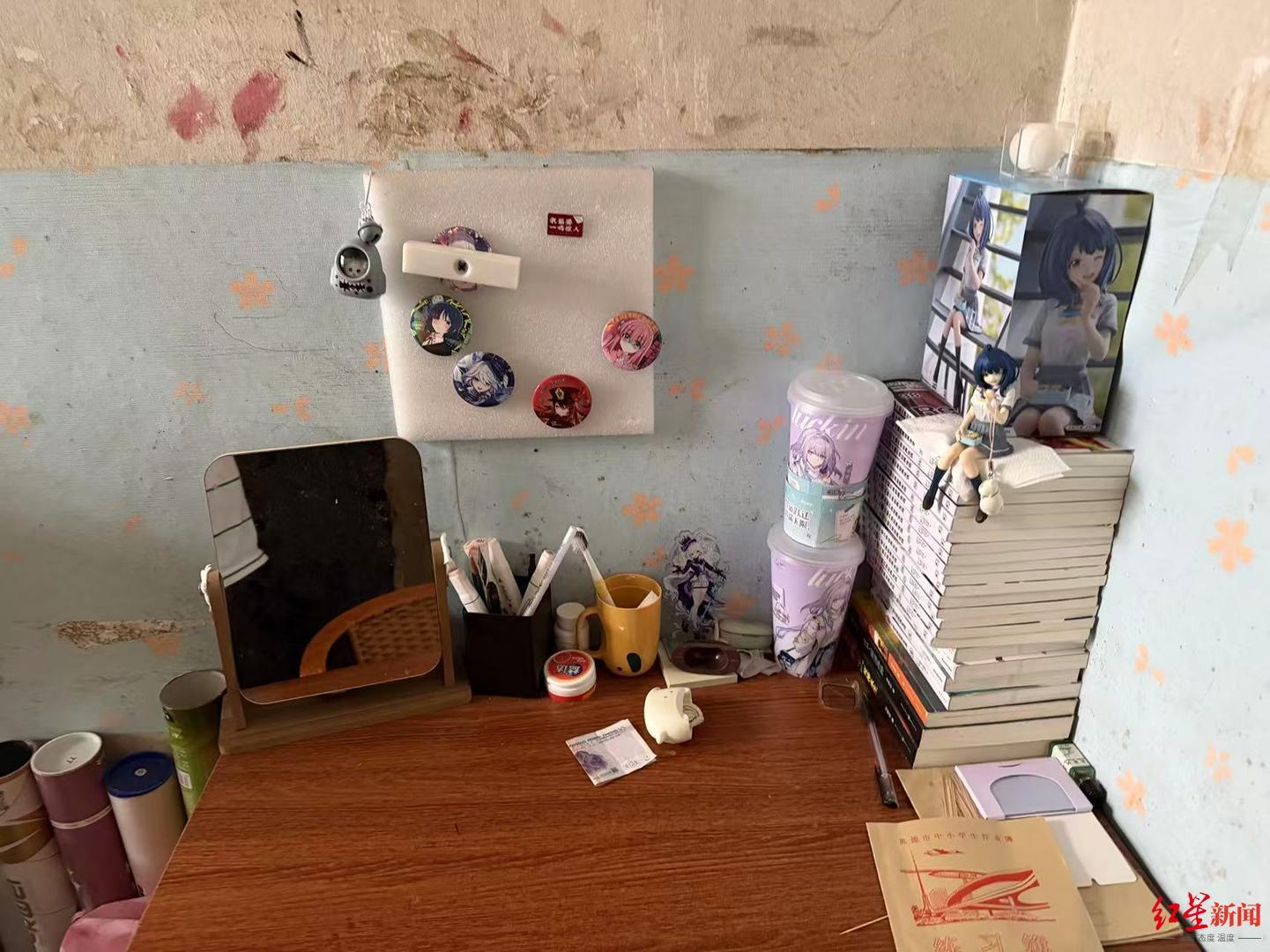 ▲小红在工厂大院内的住所的书桌