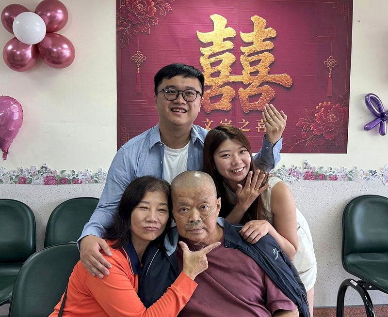 賴姓退休警（前排右）在家人圍繞下，見證小女兒交換戒指、許下承諾圓夢。圖／烏日林新醫院提供