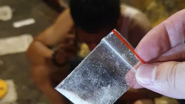 一名依托咪酯的使用者正在接受台湾警方盘查。
