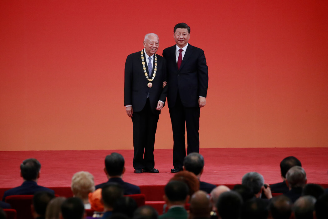 2019年，董建华在北京获中国最高领导人习近平颁授勋章。彭定康曾形容董建华“绝非坏人”，但“过于顺从”北京的意志。