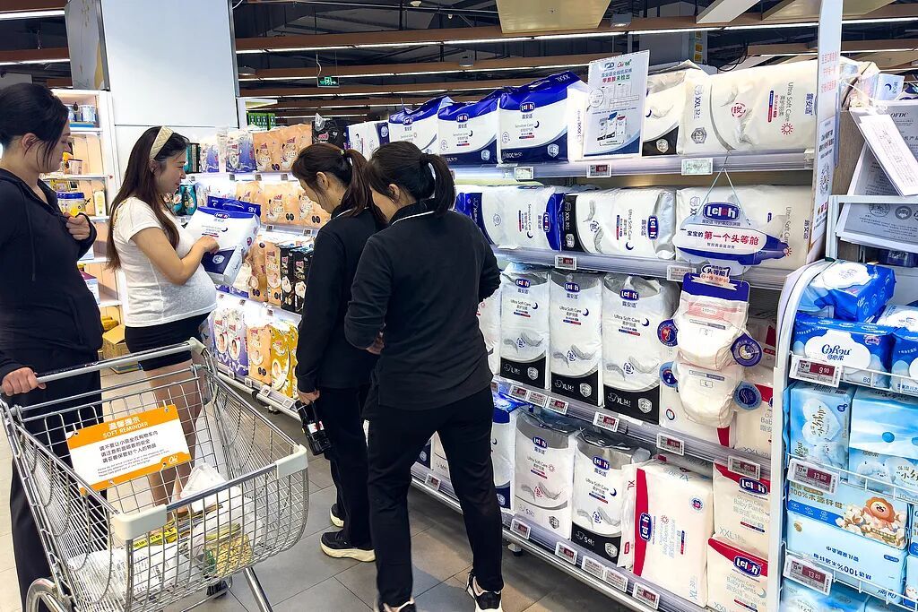 消费者在超市选购纸尿裤