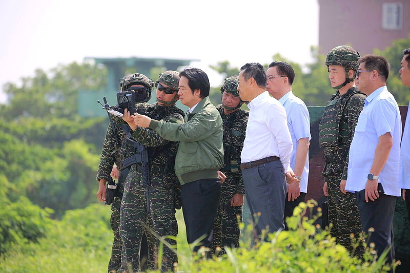 漢光演習第四天,海軍在左營海域操演「濱海打擊、近岸防禦」,賴清德總統在國安會祕書長吳釗燮、國防部長顧立雄、海委會主委管碧玲、海軍司令蔣正國等官員陪同下,視察海軍操演。記者李人岳/攝影