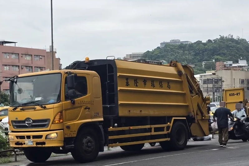 基隆一名老婦站在垃圾車後方，遭資源回收車撞傷，法院判<a href='/search/tagging/2/環保' rel='環保' data-rel='/2/125048' class='tag'><strong>環保</strong></a>局要<a href='/search/tagging/2/國賠' rel='國賠' data-rel='/2/103668' class='tag'><strong>國賠</strong></a>近百萬元，示意圖非事故現場。記者游明煌／攝影