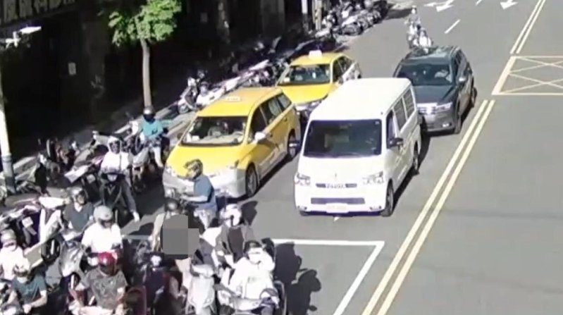新北市林姓男子昨天騎車載母外出，行經永和區福和路往永福橋方向，疑似恍神加上機車煞車失靈，涉嫌從後方追撞停等紅燈的多輛汽機車，林男肇事後一度棄母丟車逃跑，為熱心民眾合力追回。記者王長鼎／翻攝