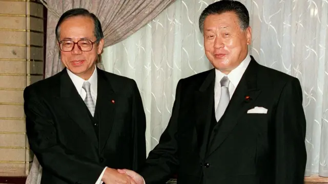 森喜朗（右）任命福田康夫（左）出任内阁官房长官后与其握手让媒体拍照（27/10/2000）