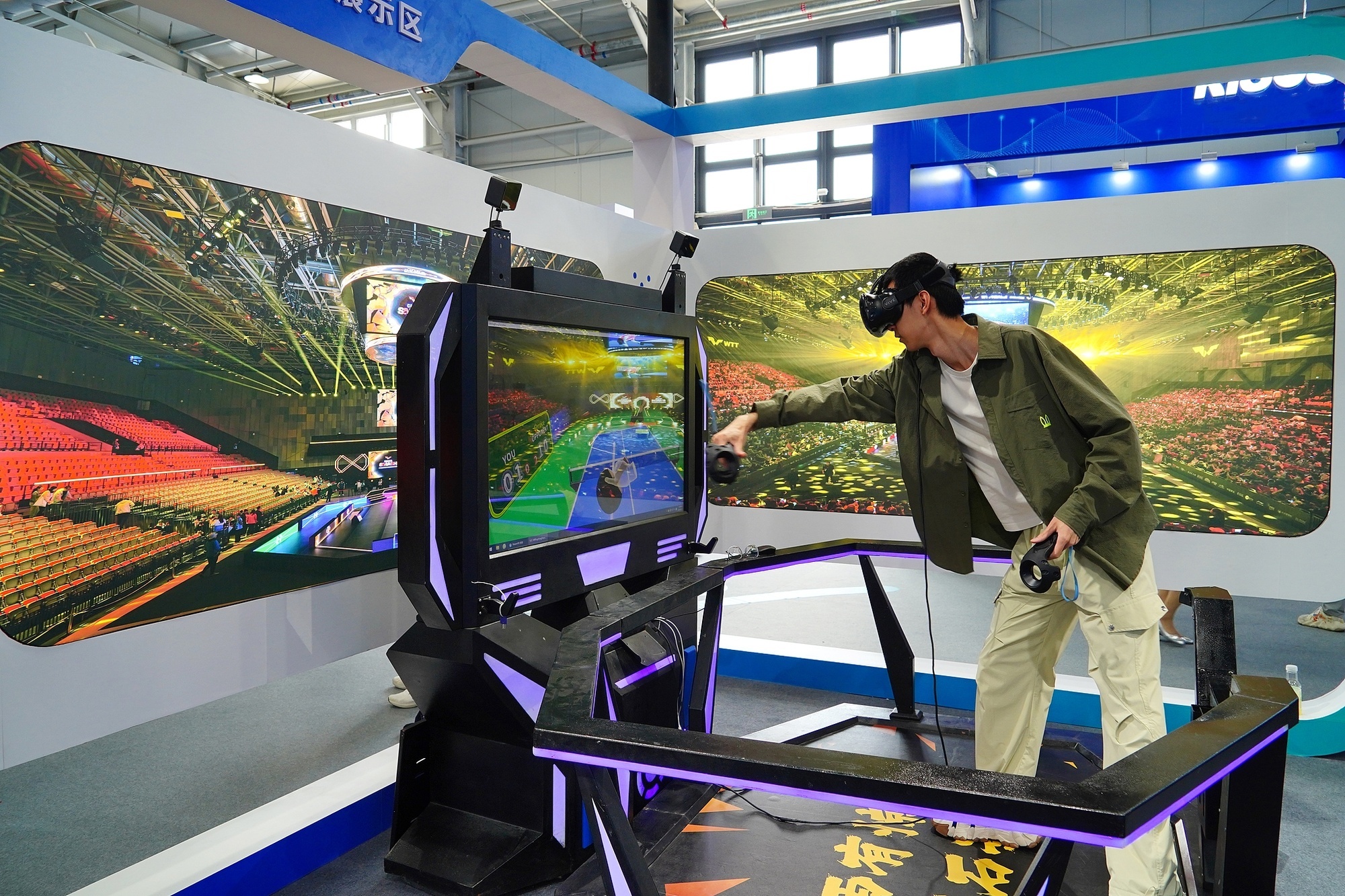 2025年服贸会上,观众体验VR健身器材