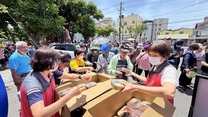 為提升國產鰻魚品牌價值並拓展內銷市場，鹿港鎮農會今發表全新品牌「台灣珍好鰻」，現場發放500份價值400元的蒲燒鰻便當。記者林敬家／攝影