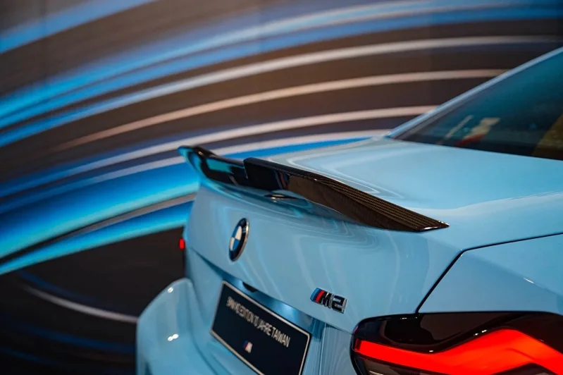 主打低調競技風格的BMW M2 Edition配置鴨尾型碳纖維擾流尾翼,展現不張揚的狂放運動品味。 記者趙駿宏/攝影