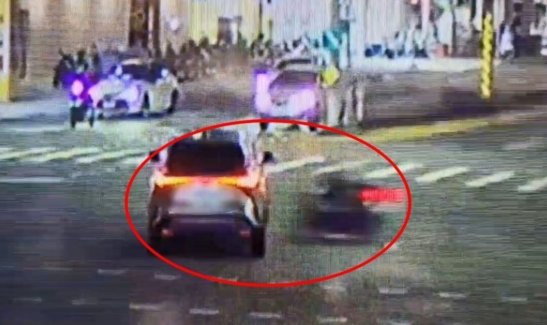 林姓女子今晚駕車從高市民族一路陸橋，下橋後右轉九如一路，撞及騎機車的黎姓男子，致黎男身體擦挫傷、左腿骨折。記者石秀華／翻攝