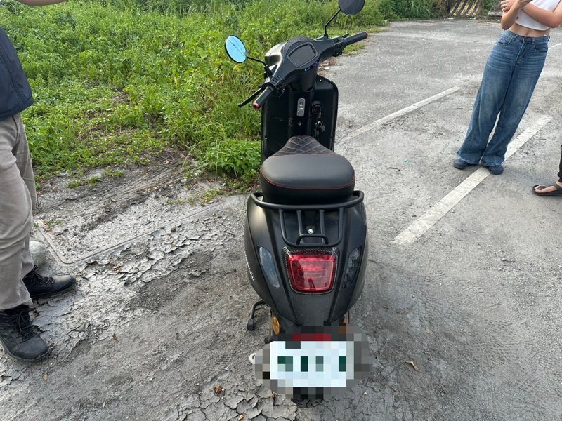 花蓮一名16歲莊姓高中生昨天下午騎乘微型電動二輪車，行經台9線鳳林段時，疑因擦撞慢車道旁水泥護欄後失控摔車送醫不治。圖／民眾提供