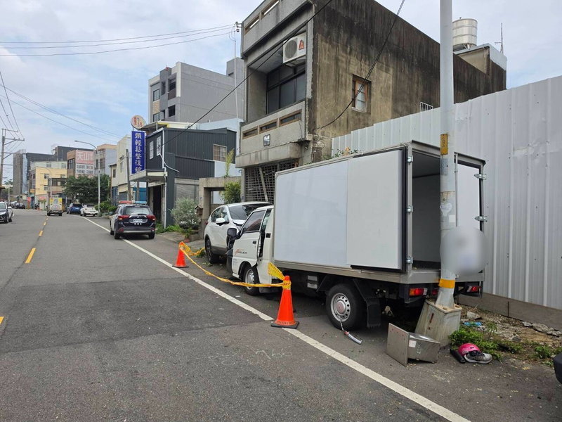 黃姓工程師疑似突發低血糖導致意識模糊，昨天駕車行經苗栗縣頭份市信義路時，車子突然偏往對向車道衝撞83歲鄧姓老翁駕駛的電動代步車及路邊停放車輛，老翁送醫後傷重不治，車禍原因及責任有待調查釐清。圖／民眾提供