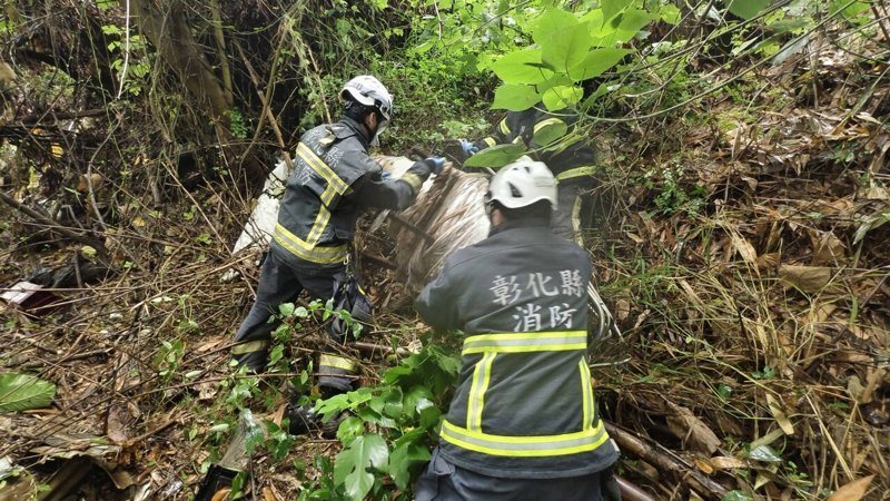 彰化縣芬園鄉一處荔枝園昨天上午被發現一具由保鮮膜裹覆的女屍，屍體已呈黃蠟化，警方仍在確認她的身分。圖／消防局提供