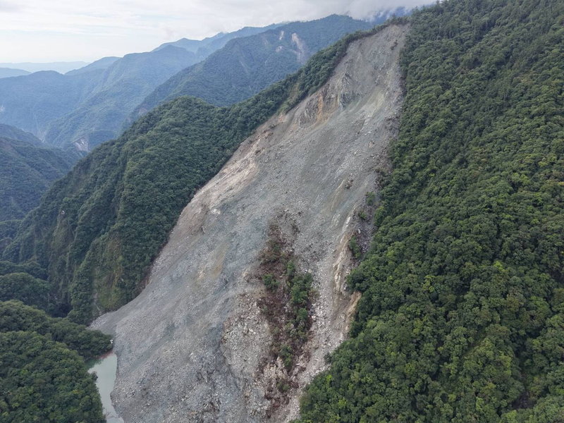 萬里溪堰塞湖持續穩定溢流,不過壩頂右側崩塌土石仍持續沿邊坡緩慢滑動並堆積於河床,林保署花蓮分署將持續追蹤監測。圖/林保署花蓮分署提供