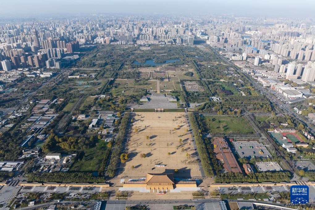 俯瞰西安市大明宫国家遗址公园（2023年11月17日摄）。图源：新华社