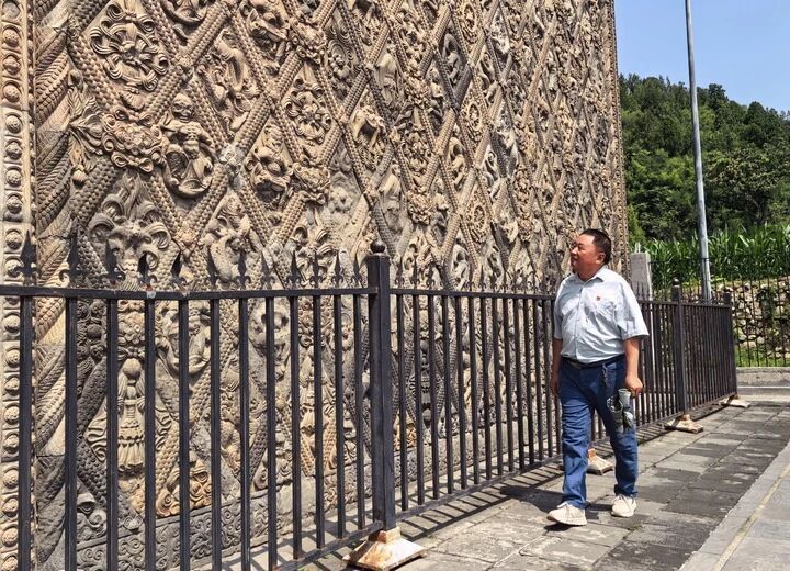 7月1日,赵中和在修定寺塔旁进行日常巡护。该塔一大特点为,塔身四壁镶嵌有3775块模制花砖。新华每日电讯记者袁月明摄