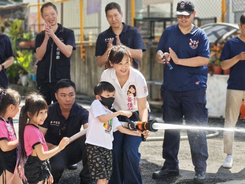 台中市議員黃佳恬今和太平區中山消防分隊舉辦「小小消防體驗日」，小朋友們趁體驗射水滅火時，看著射出的水，紛興奮的大叫。圖／黃佳恬提供