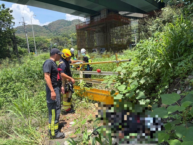 22歲吳姓男子今天騎大型重機車在台13線苗栗縣三義鄉義里大橋疑自撞，吳男翻落高架路橋下方約20公尺，送醫傷重不治，車禍原因由來警進一步調查釐清。圖／苗栗警察分局提供