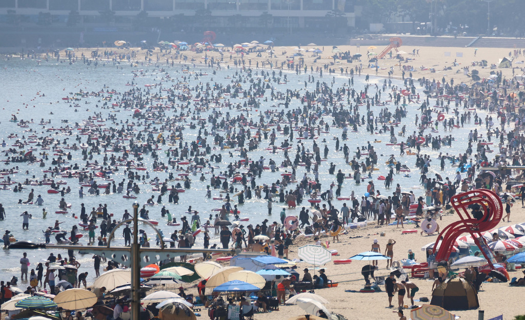 8月2日，韩国釜山，游客在炎热天气中涌向海云台海滩。视觉中国 图