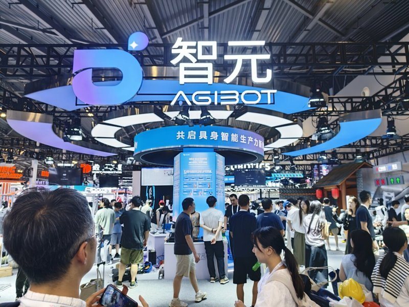 智元展出「遠征A3 Ultra」，有174公分高的身形，標配高階靈巧手，可化身24小時在崗的金牌接待員，適配展廳講解、酒店接待、場館導覽、門店導購等零售終端場景。記者林宸誼／攝影