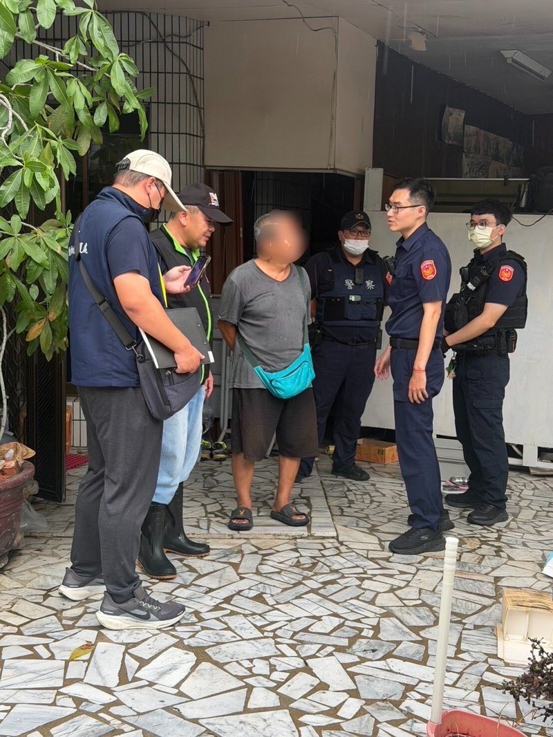 台南男子虐打2貓罵三字經，動保處帶回2貓3狗查辦。圖／動保處提供