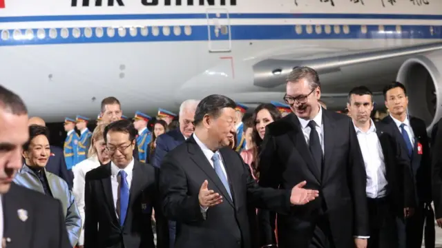 2024年5月7日,塞尔维亚总统武契奇在贝尔格莱德机场迎接习近平。