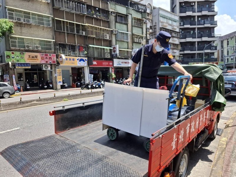 台北市文山區萬芳醫院對面的女攤販，遭警搬走煎台引網友討論，女攤販今年已被開17張罰單。記者廖炳棋／翻攝