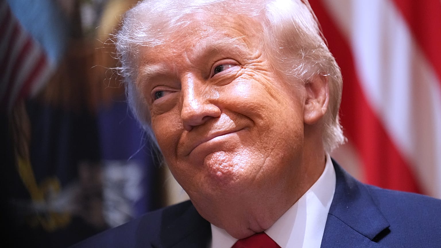 Президент США Дональд Трамп слушает во время заседания кабинета в Белом доме в Вашингтоне, среда, 27 мая 2026 года.