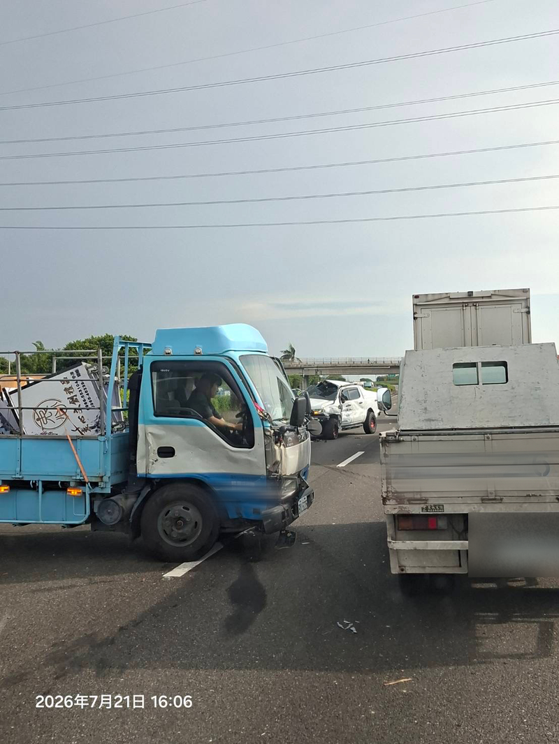 國道1號南下196公里彰化路段,今天下午發生曳引車、皮卡車及小貨車至少3輛大小車追撞車禍,曳引車甚至「折甘蔗」跨上護欄,造成1名孕婦及1名男子受傷送醫。圖/彰化踢爆網提供