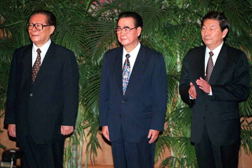 1997年,从左至右依次为:中共中央总书记江泽民、国务院总理李鹏以及朱镕基。担任副总理期间,朱镕基分管贸易与工业生产。