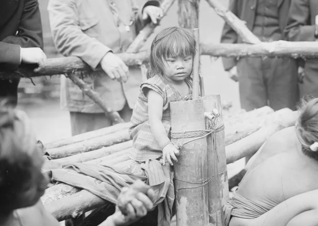 1905年,菲律宾伊戈洛特人被关在康尼岛供美国人取乐 历史资料图