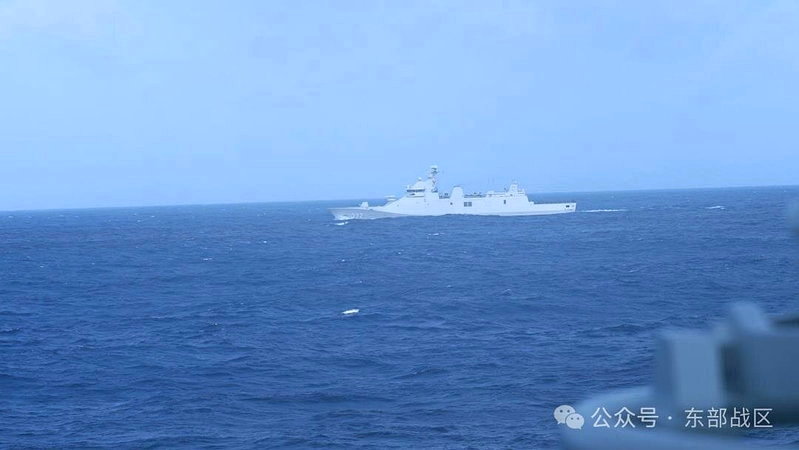 中國海軍紅河艦與印尼海軍「萊」號護衛艦開展通航演練。圖／取自東部戰區微信公眾號