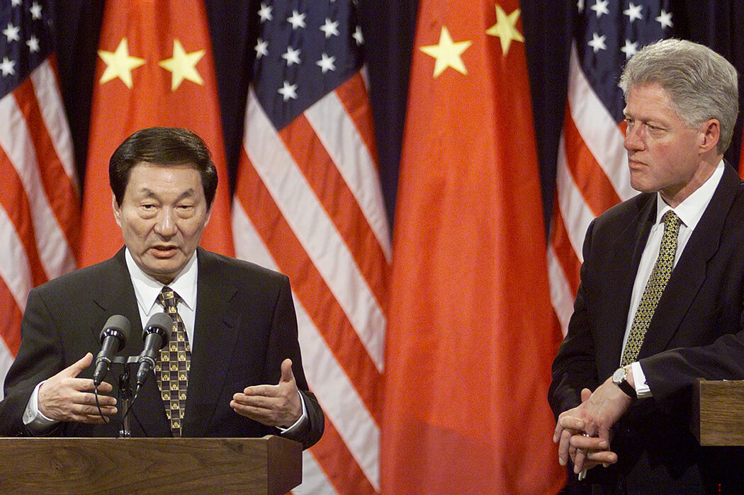 1999年，朱镕基与克林顿总统。朱镕基推动中国更深入地融入了市场经济和全球贸易体系。