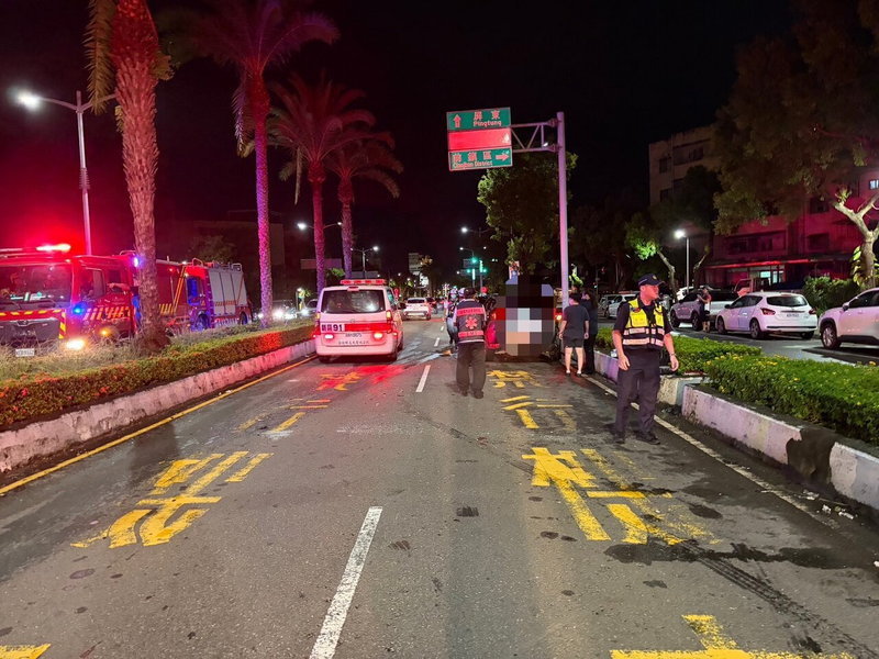 楊姓女子昨晚駕車載6歲兒子及外籍保母，在高市國泰路二段快車道迴轉遭對向車撞擊，釀4人受傷。記者石秀華／翻攝