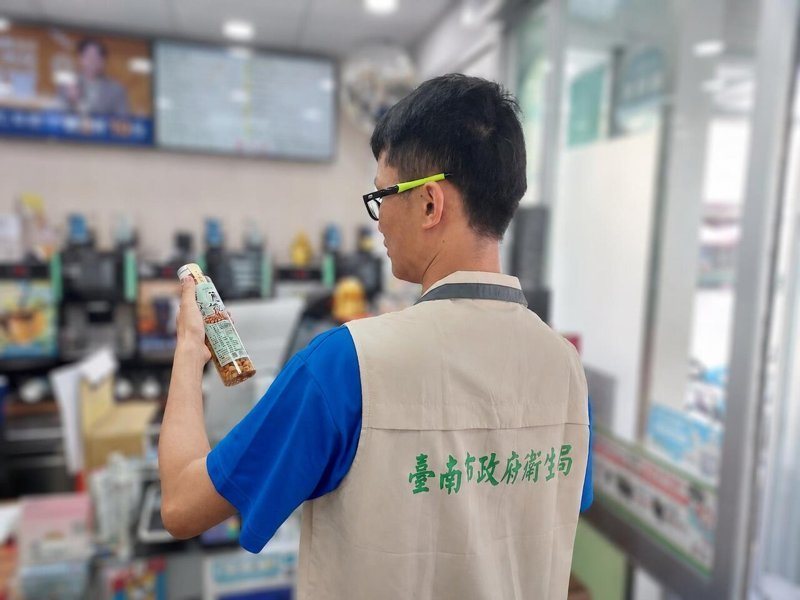台南市衛生局統計2022年至2026年間，共完成食品抽驗2705件，查獲47件不合格，其中包含1件炊粉檢出甲醛，不合格產品均依法下架回收並追查來源。圖／台南市衛生局提供