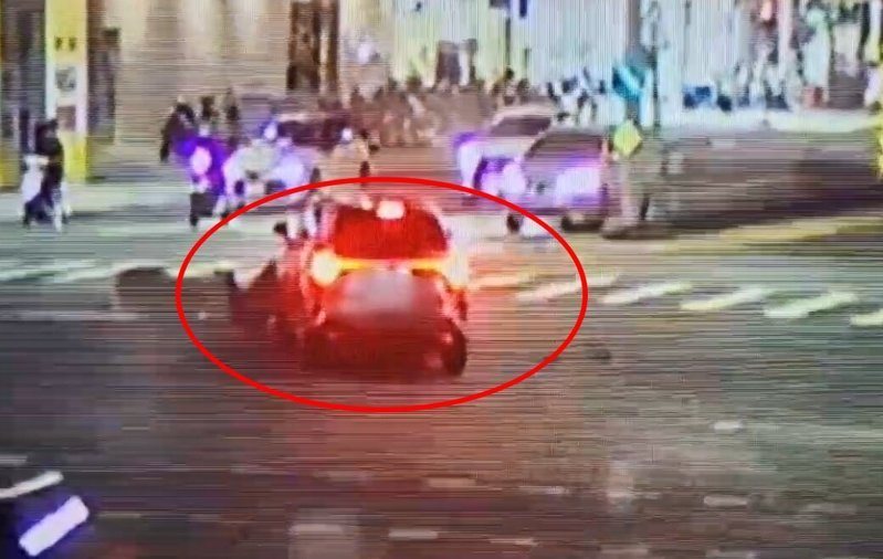 林姓女子今晚駕車從高市民族一路陸橋，下橋後右轉九如一路，撞及騎機車的黎姓男子，致黎男身體擦挫傷、左腿骨折。記者石秀華／翻攝