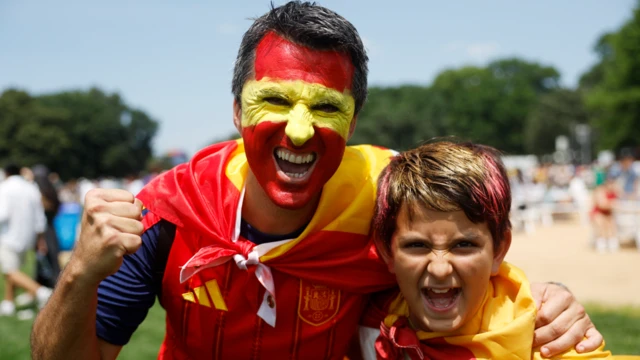 西班牙球迷在国际足协(FIFA)世界杯决赛前聚集于纽约中央公园,其中一人将脸涂上国家队颜色,与其他支持者一同拍照留念(19/7/2026)