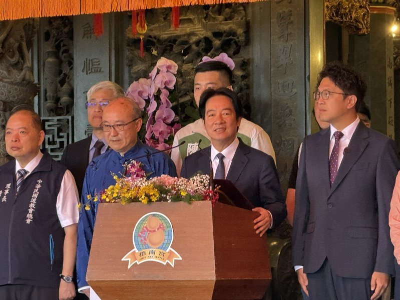 台北指南宮今天上午舉行成道大典，賴總統、蔣萬安、民進黨台北市長參選人沈伯洋等人同台；賴總統僅在進場時，和蔣萬安握手致意，兩人座位也被安排在走道兩側，兩人幾乎無互動。記者蔡晉宇／攝影
