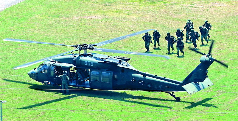國軍UH-60M黑鷹直升機隊在南部某營區演練兵力登機，隨即升空朝北部戰術位置飛去。記者劉學聖／攝影