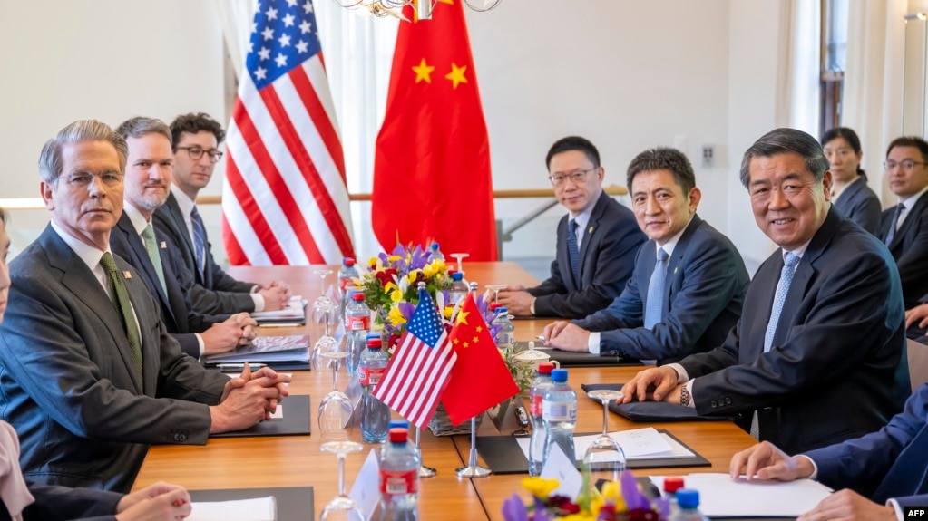 资料照片:美国财政部长斯科特·贝森特(左一)、美国贸易代表贾米森·格里尔(左二)以及中国副总理何立峰(右一)2025年5月11日在日内瓦会面讨论美中贸易和关税问题。